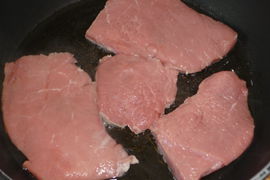 Die Steaks kurz von beiden Seiten anbraten.