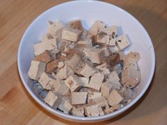 Geräucherter gewürfelter Tofu