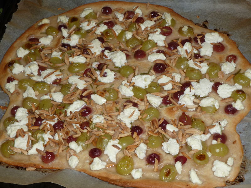 Datei:Pizza mit Trauben und Ricotta.jpg