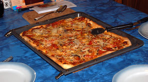 Pizza mit Hackfleischsauce, Zwiebeln, Pilzen und Tomaten