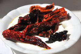 Getrockneter roter Paprika (Kurutulmuș kirmizi biber), als Meze oder Vorspeise in Olivenöl gedünstet